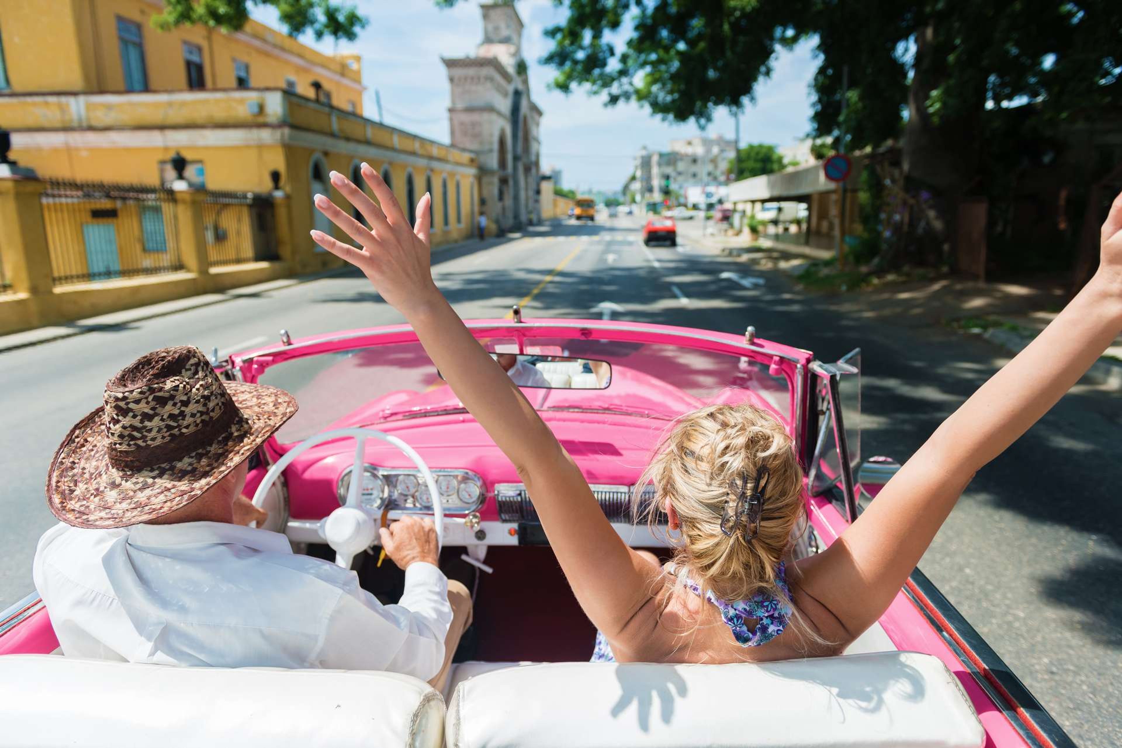 Cuba Havana mensen in roze auto