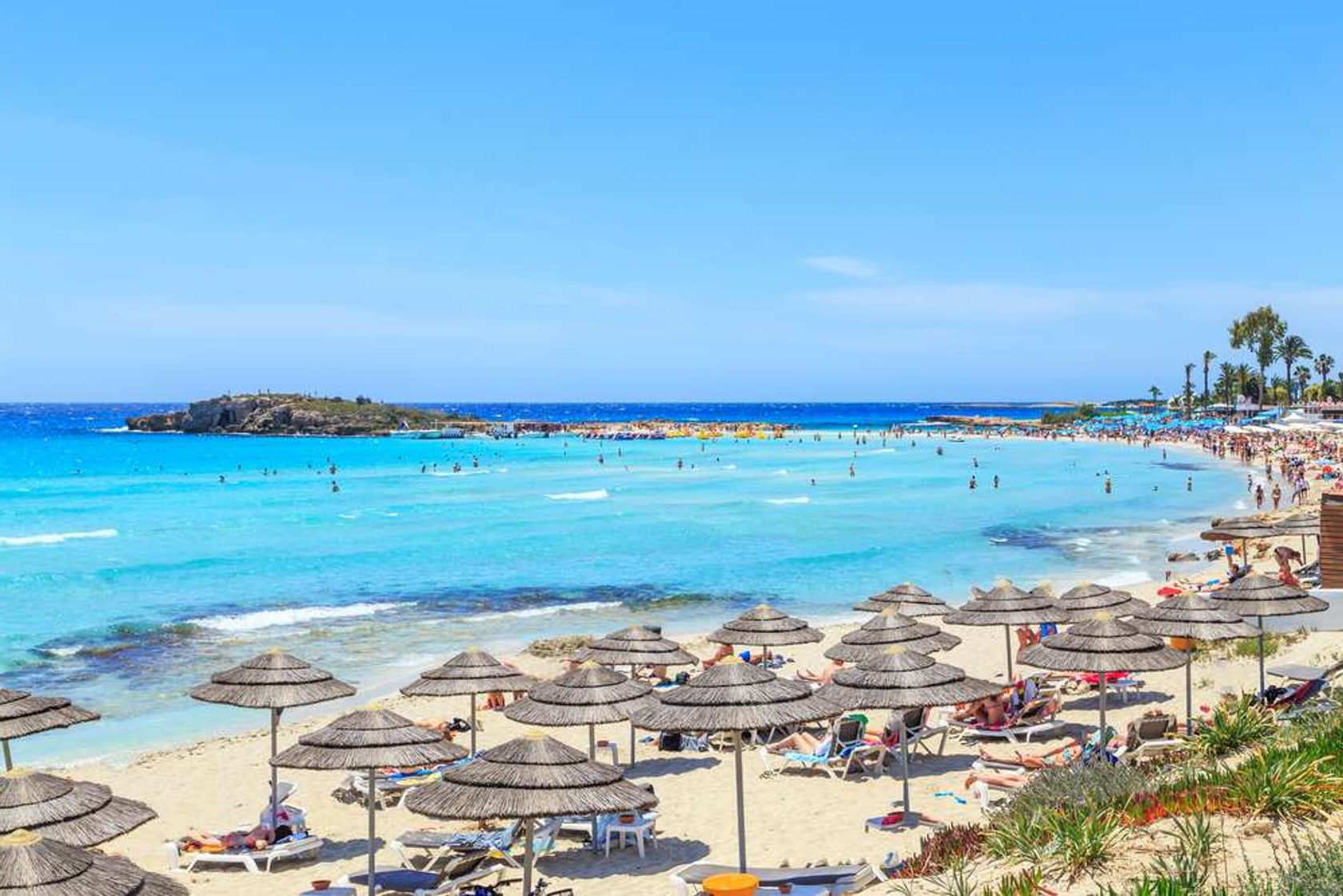 Cyprus Aiya Napa strand met parasols