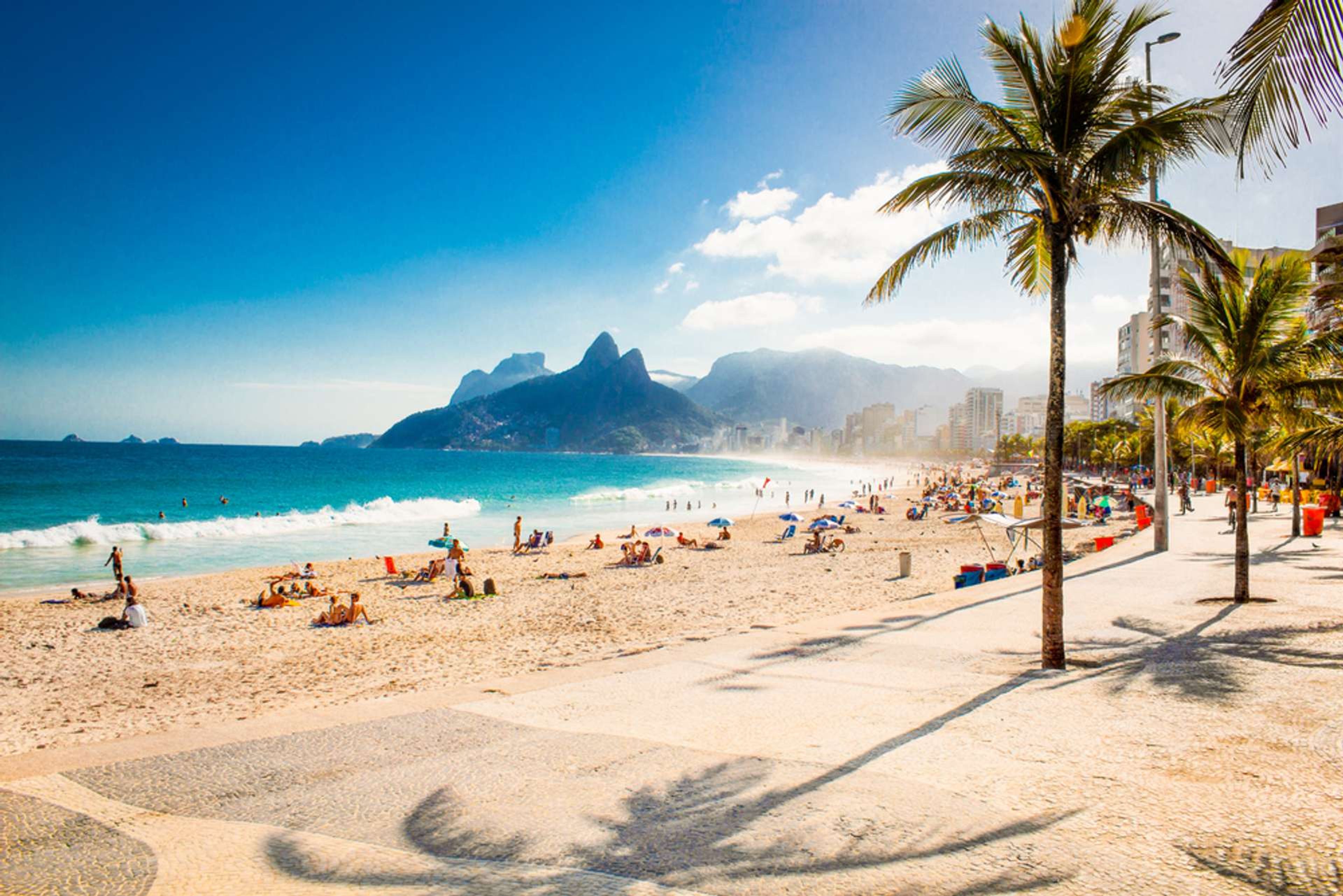 Brazilië Rio de Janeiro Two Brothers Mountain on Ipanema beach