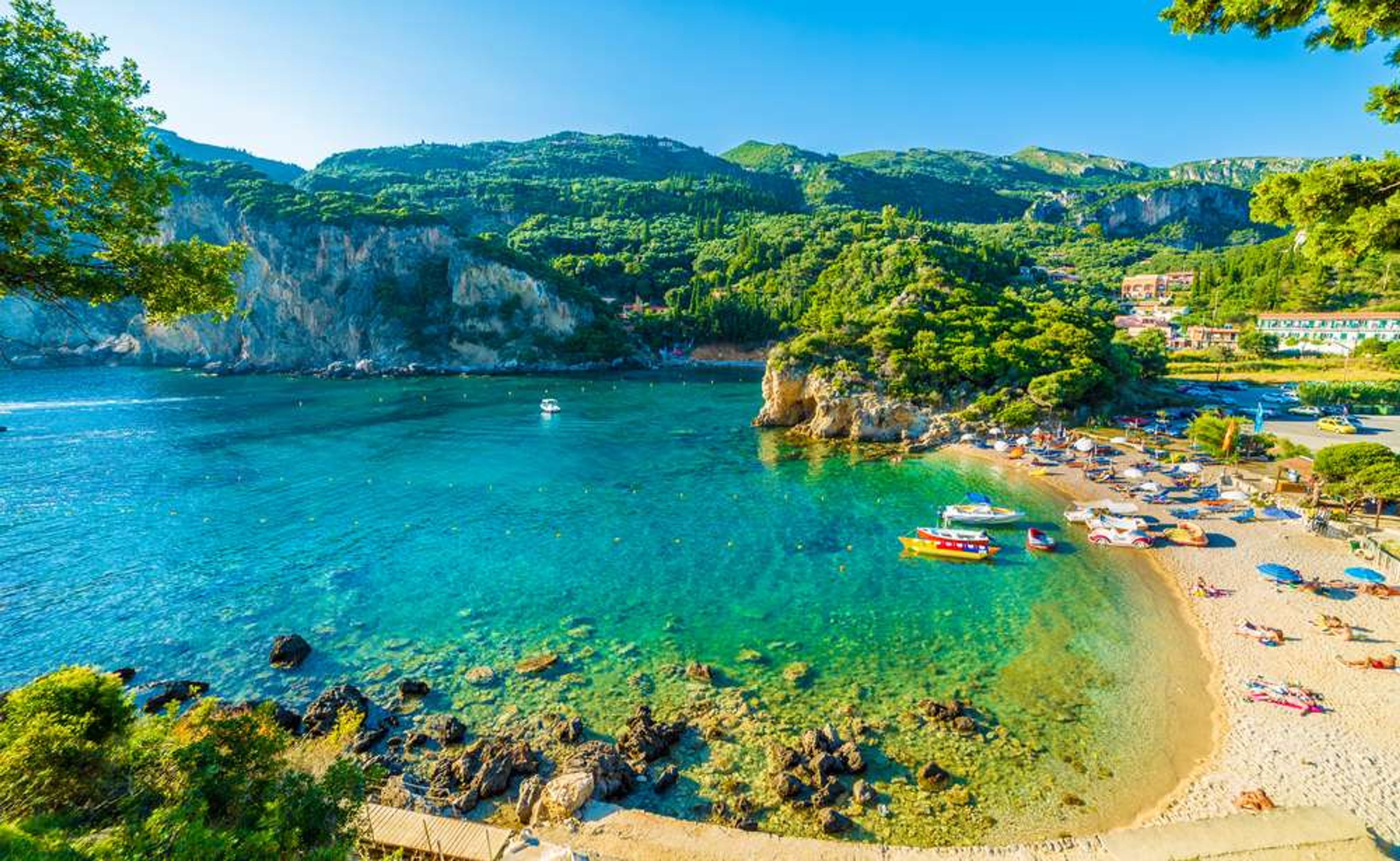 Griekenland Corfu Paleokastritsa Strand met boten