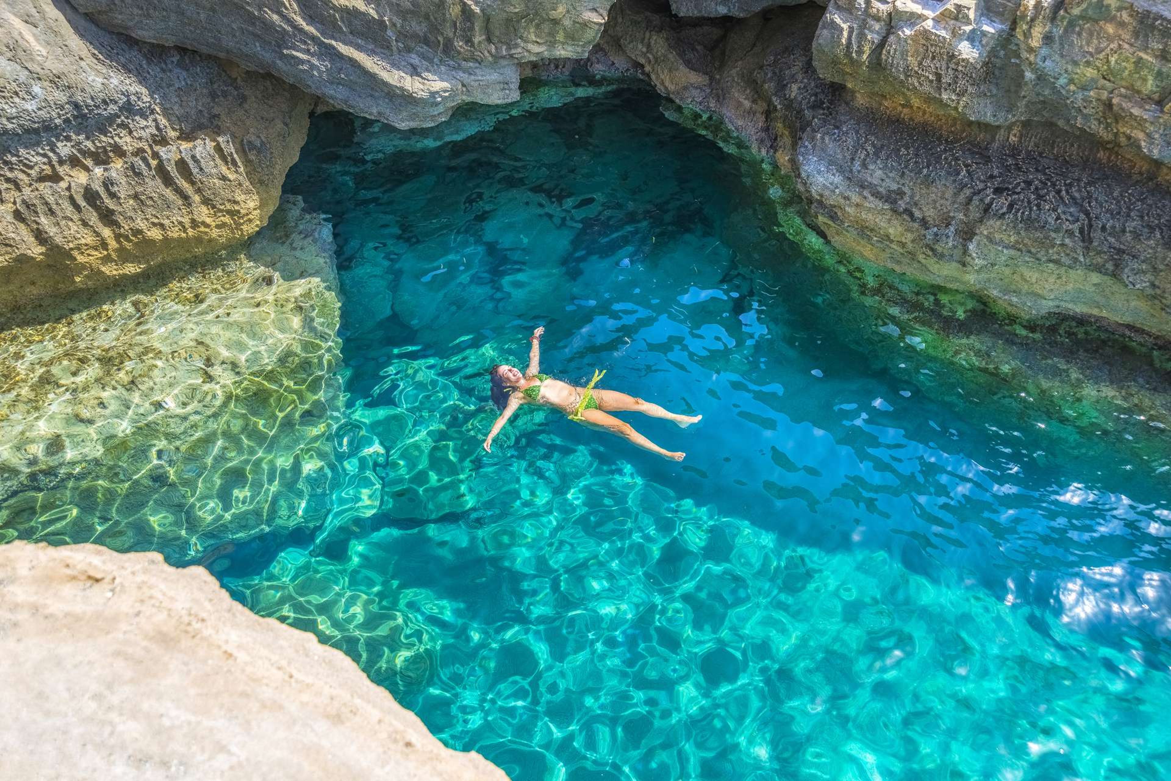 Griekenland Kreta Preveli beach vrouw in bikini dobbert in water