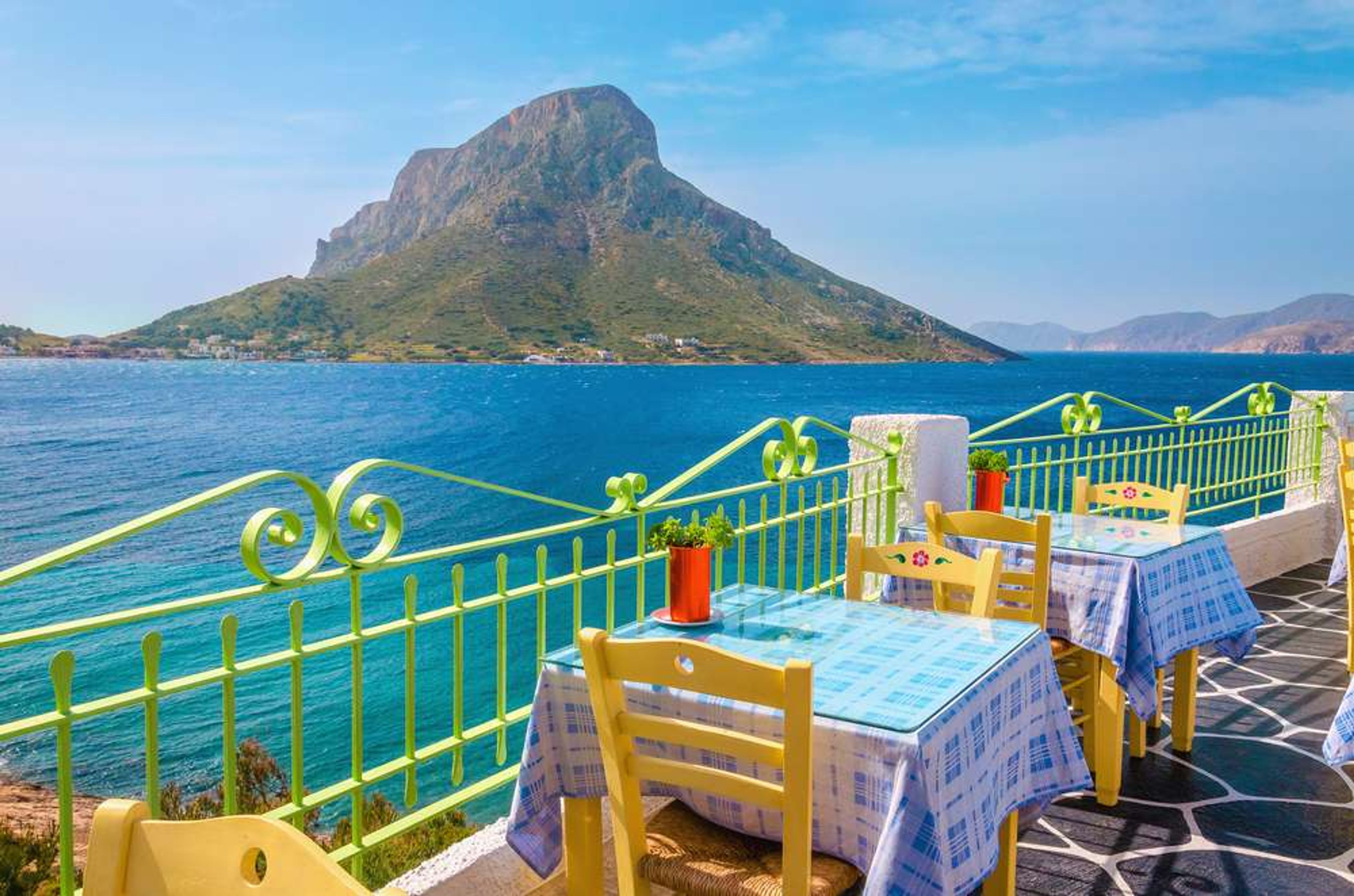Griekenland Traditioneel restaurant aan  zee met berg
