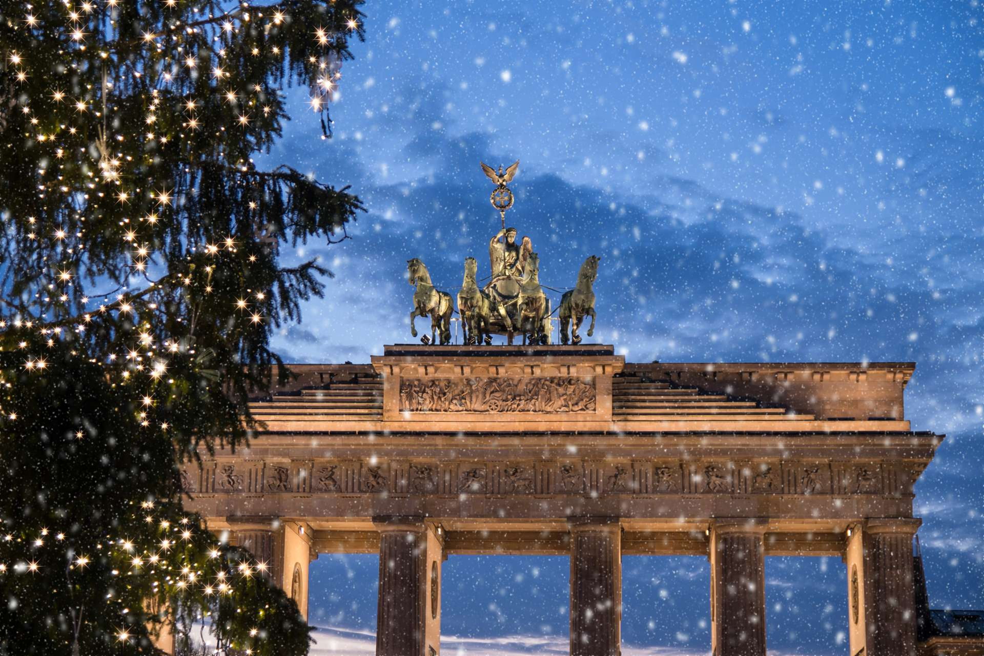 Duitsland Berlijn Brandenburger tor and snow at christmas