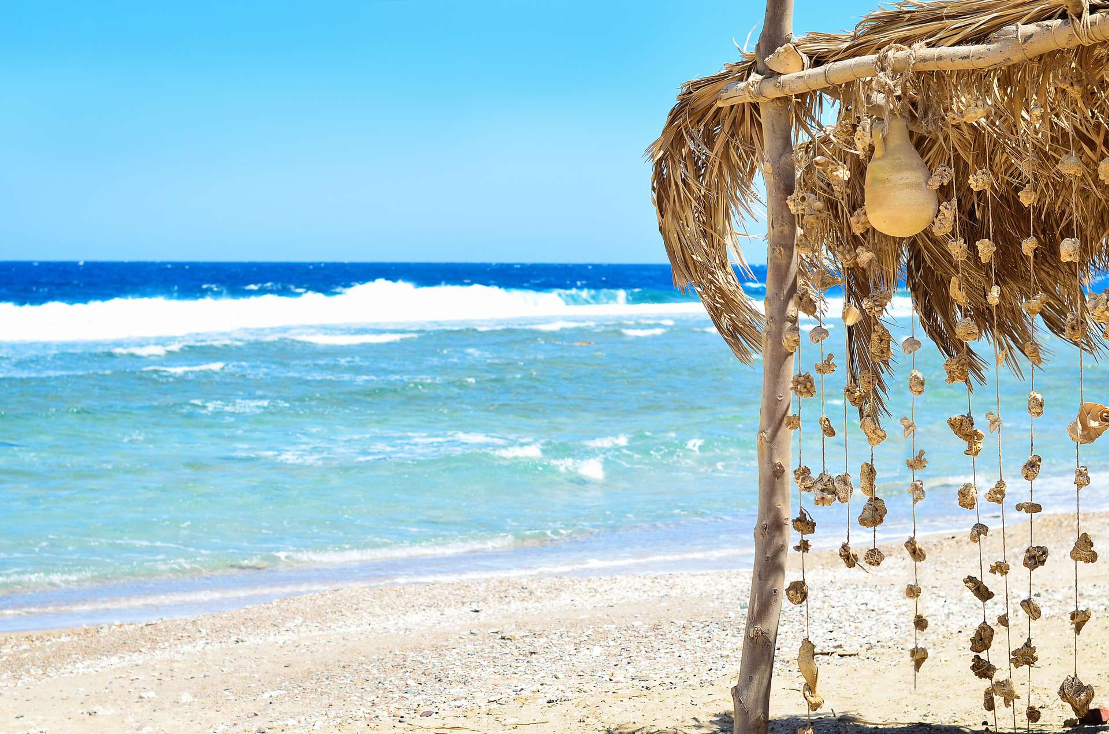Egypte Hurghada strand met hutje met schelpen