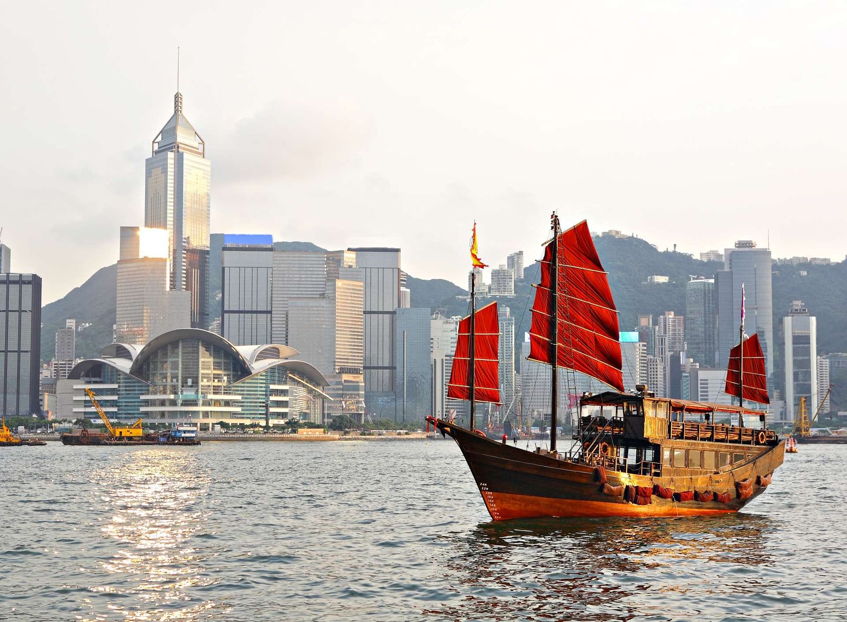 Hong Kong Victoria Harbor Tourist junk boat2