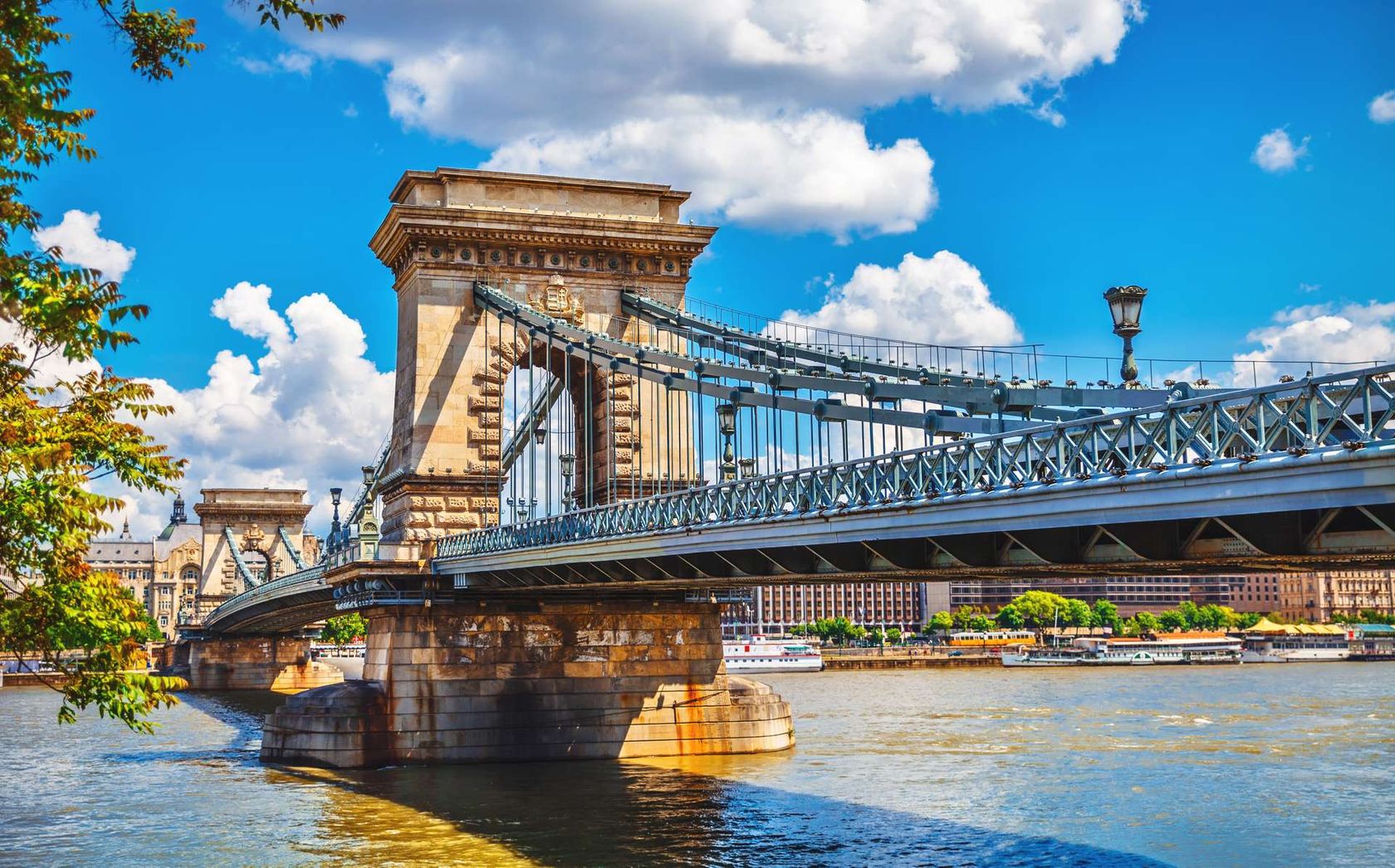 Hongarije Boedepast Danube river Chain bridge