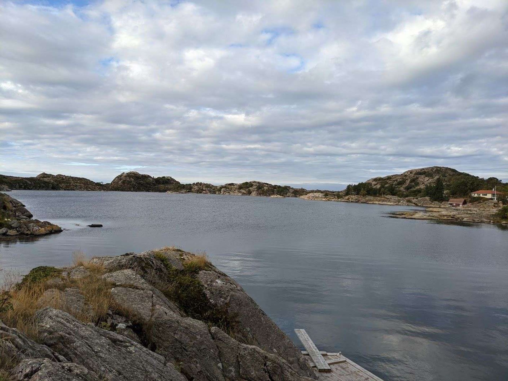 Uitzicht over meer tijdens hike Farestad - Noorwegen
