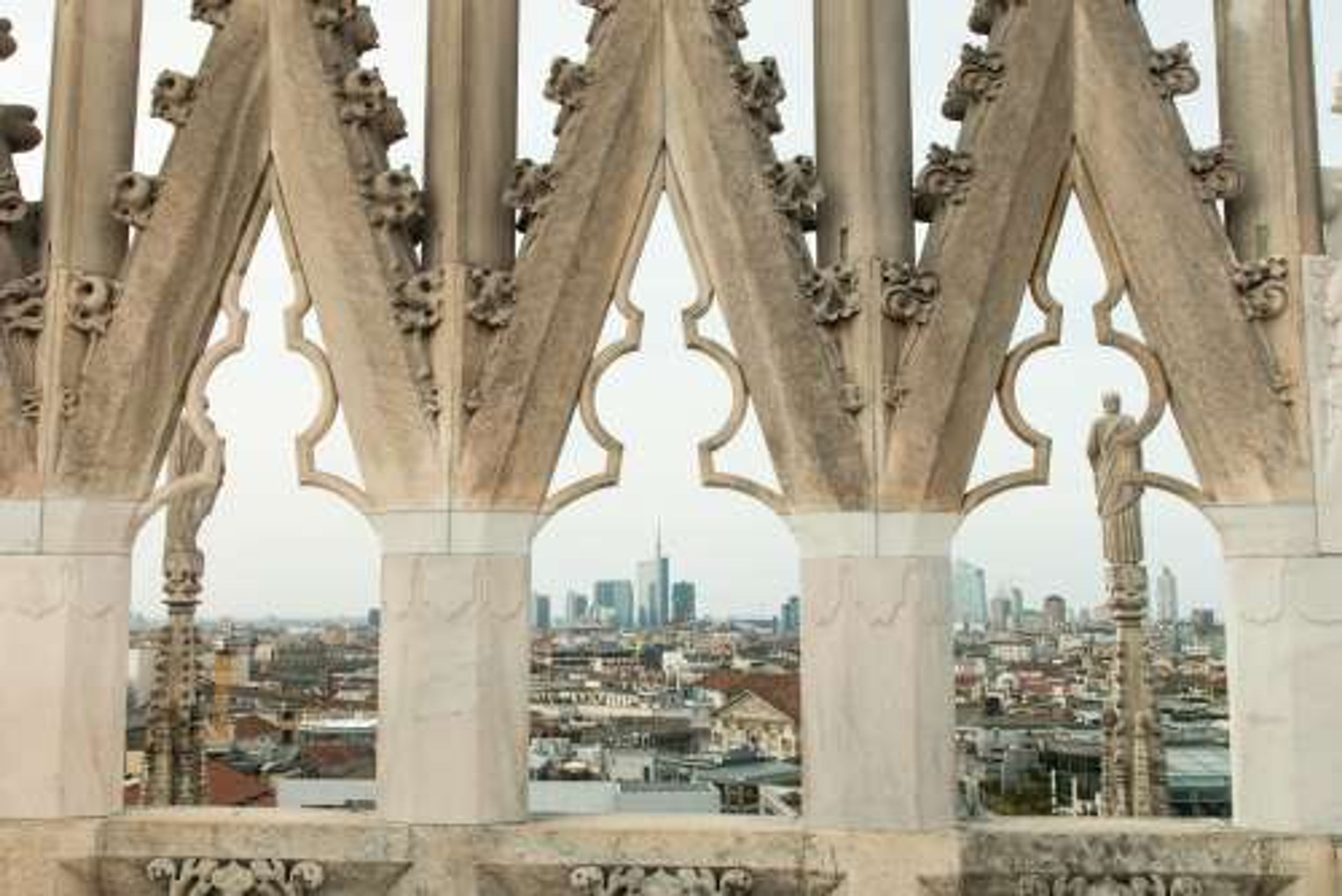 Italië Milaan uitzicht op stad vanaf Cathedral Duomo di Milano