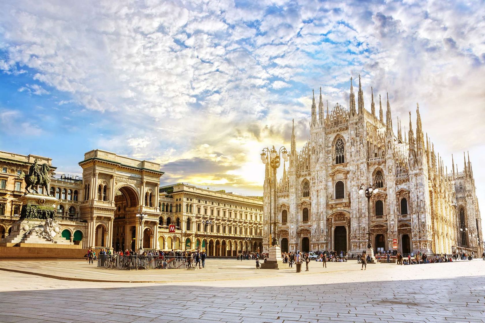 Italië Milaan Piazza Duomo Cathedral Duomo di Milano and Vittorio Emanuele gallery