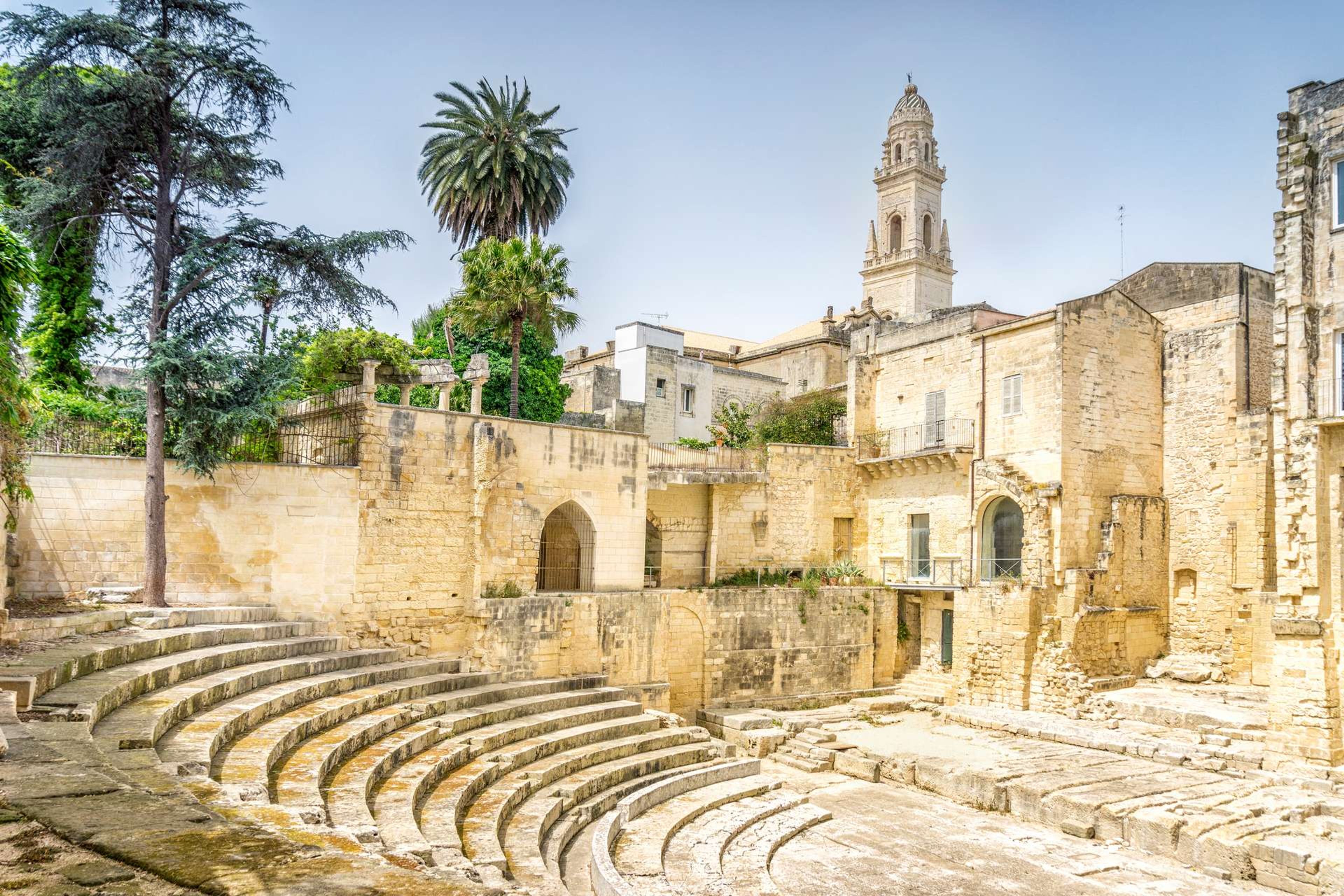 Italië Puglia Lecce amphitheater and cathedral