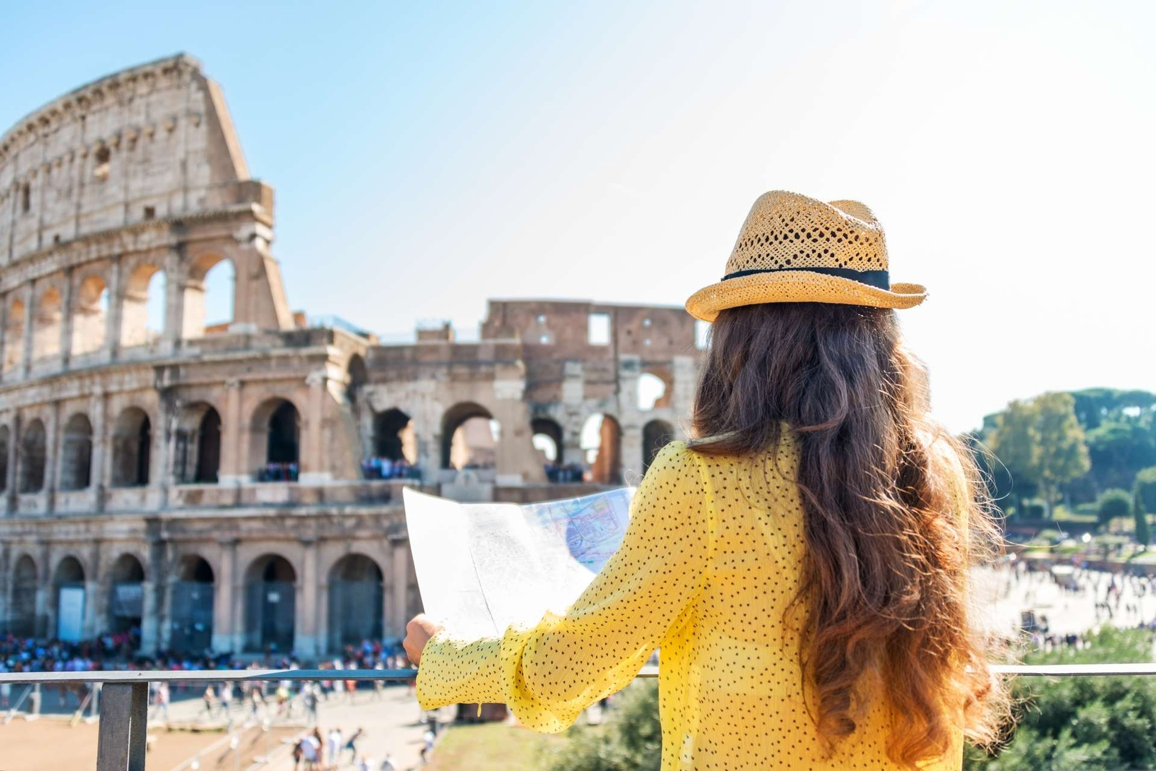 Italië Rome Colloseum vrouw met kaart 