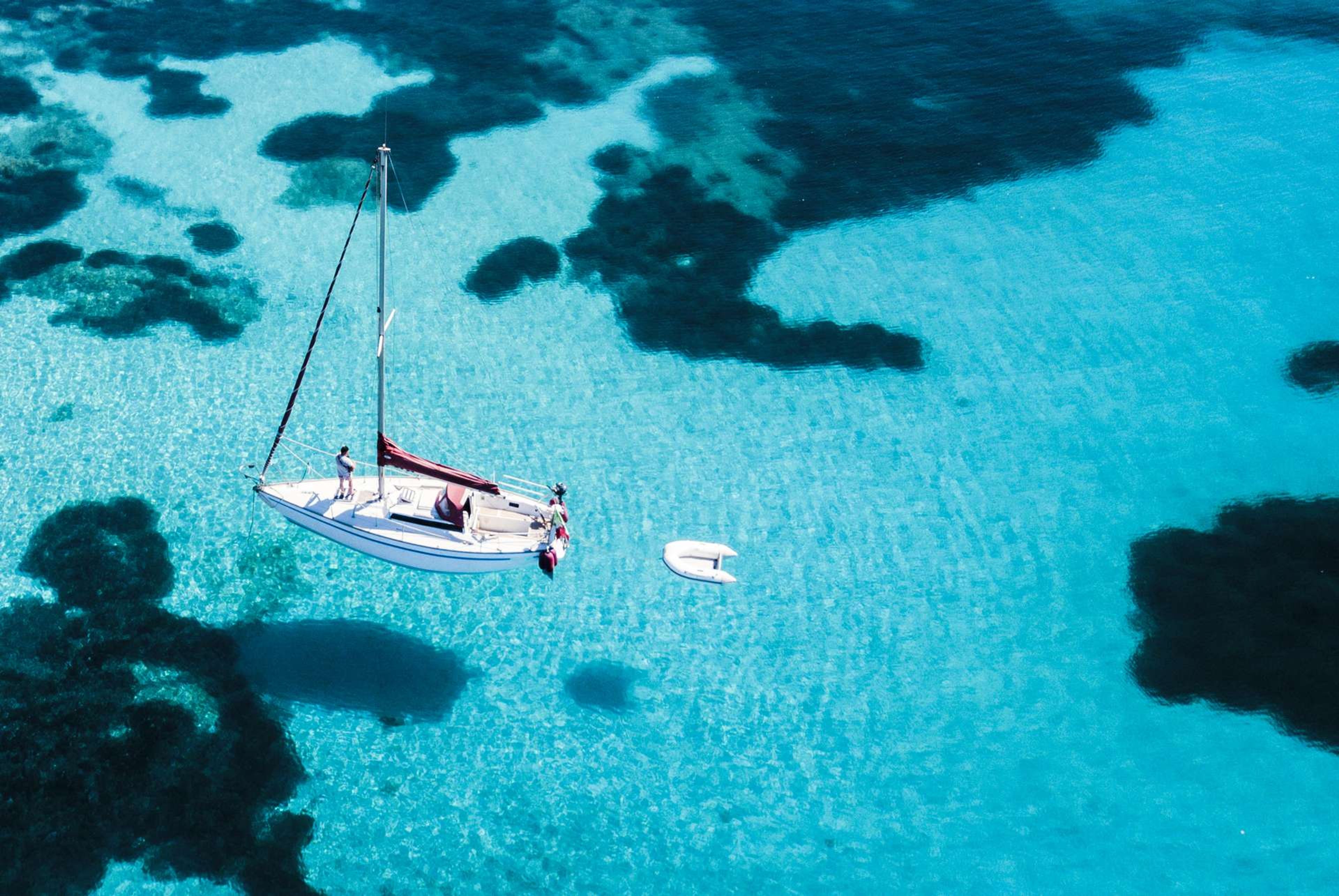 Italië Sardinië Mortorio eiland Zeilboot op zee