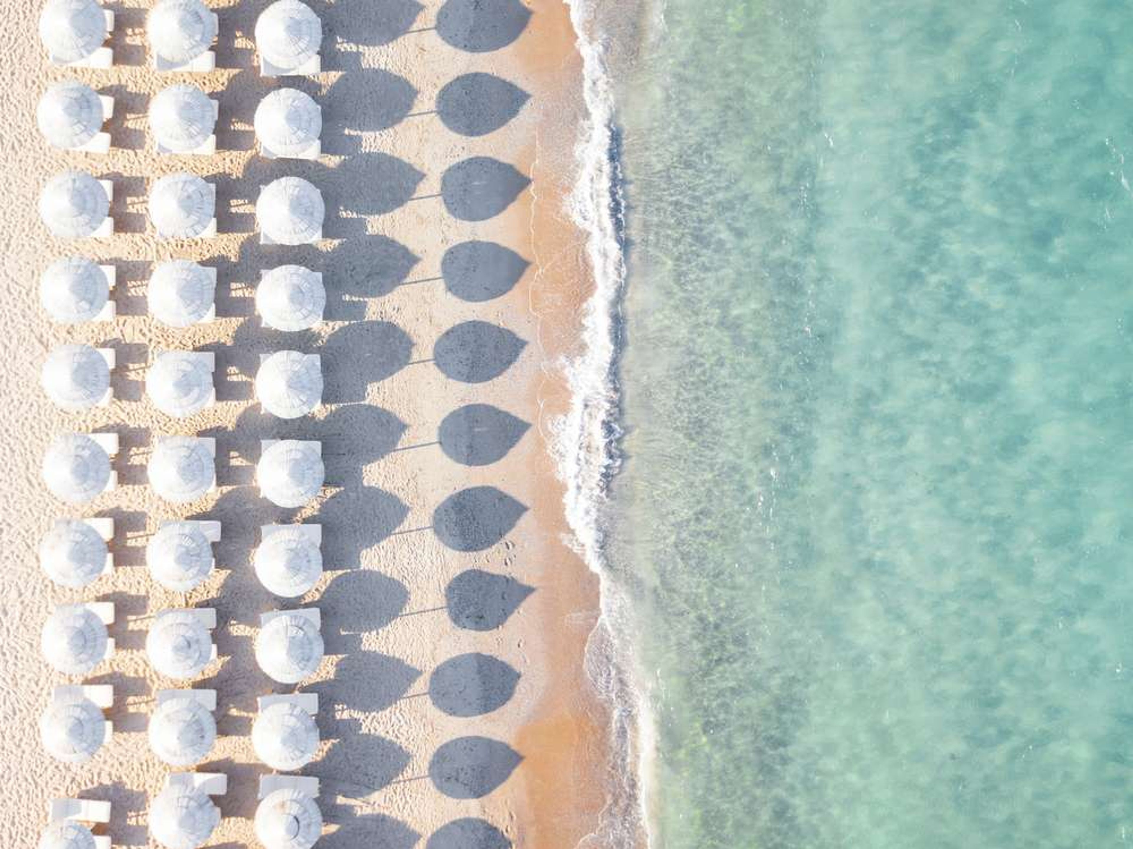 Italie Sardinië zee met parasols