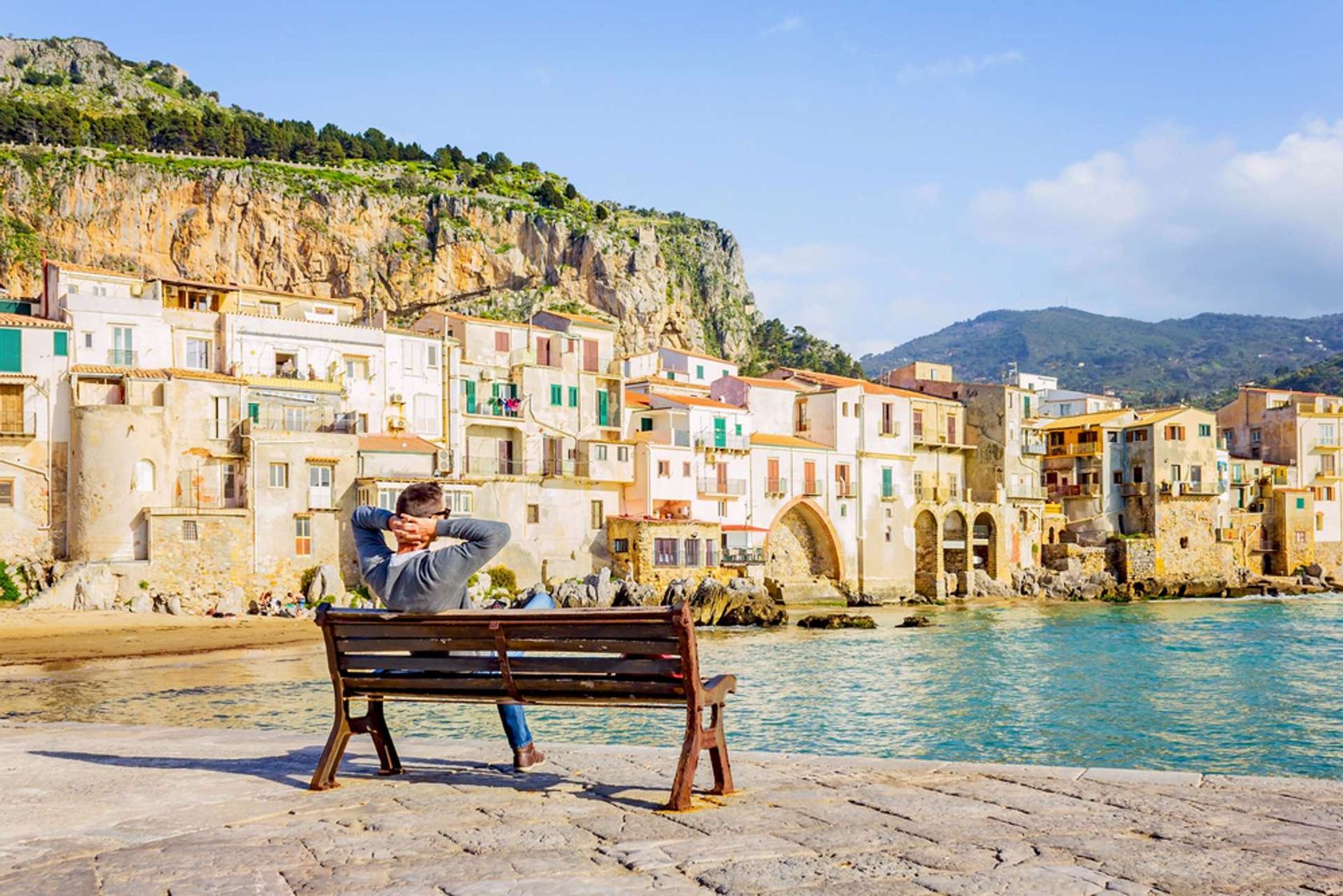 Italië Sicilie Man On Bench Cefalu Coastline