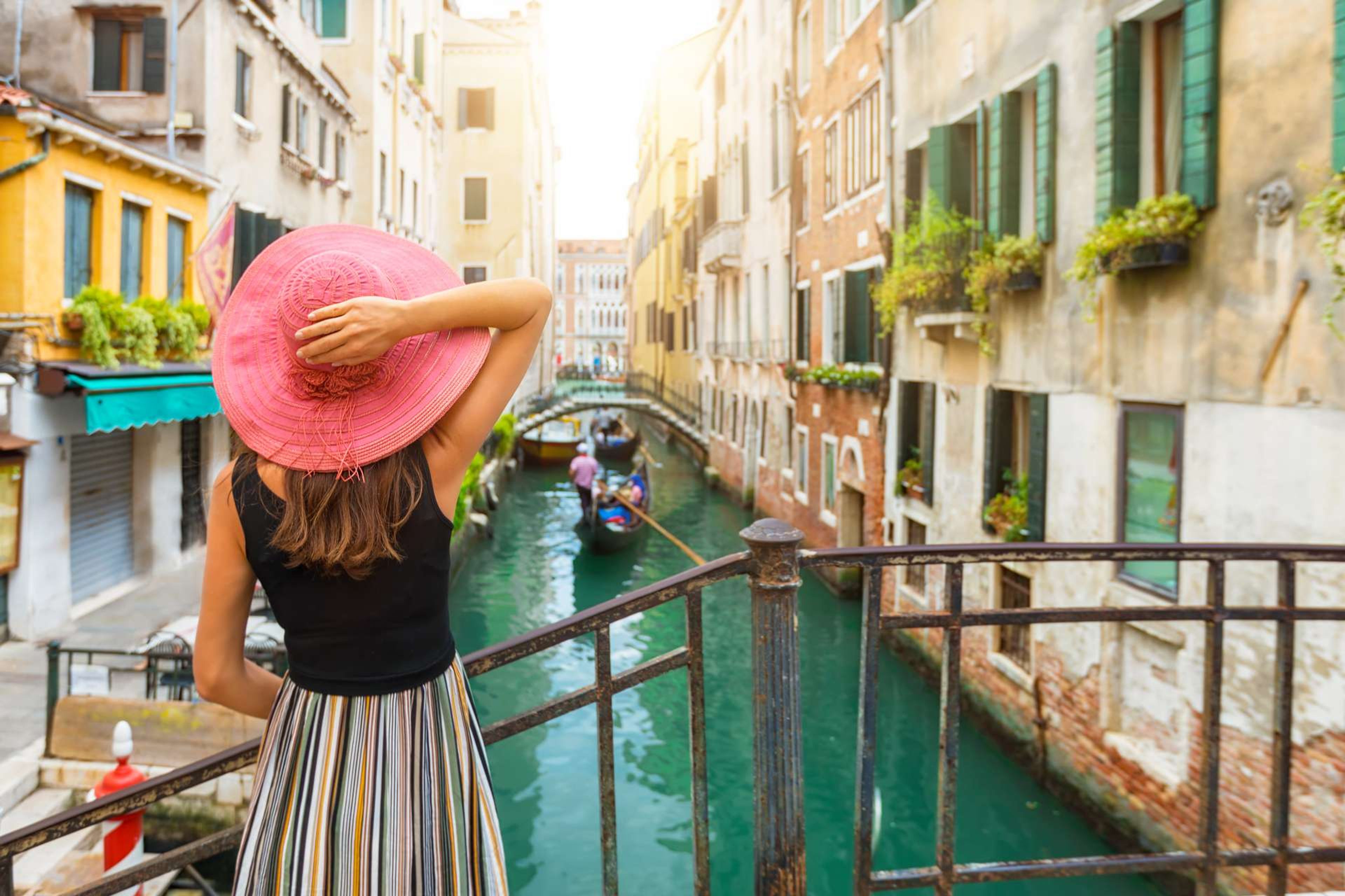 Italië Venetië vrouw op brug