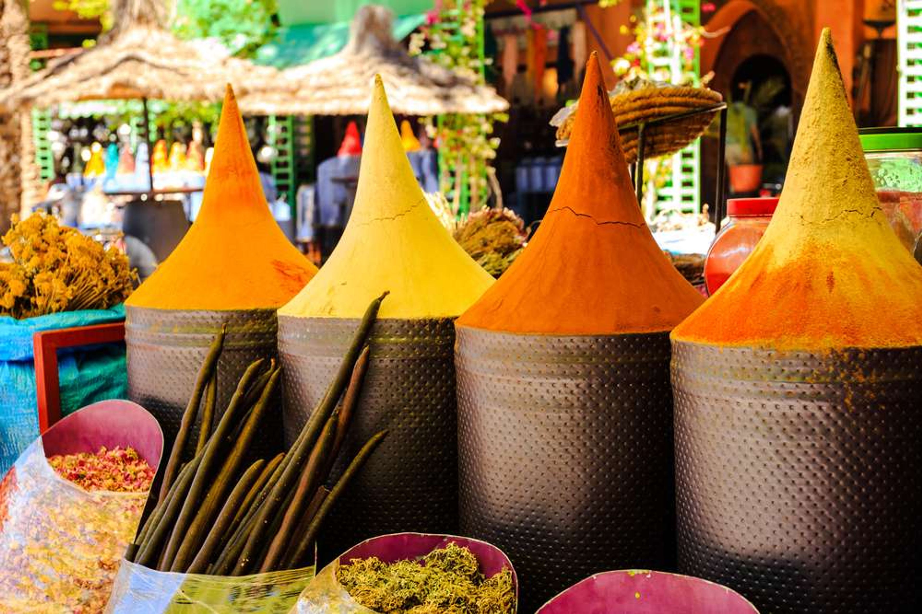 Morokko Marrakesh Moroccan spice stall in market