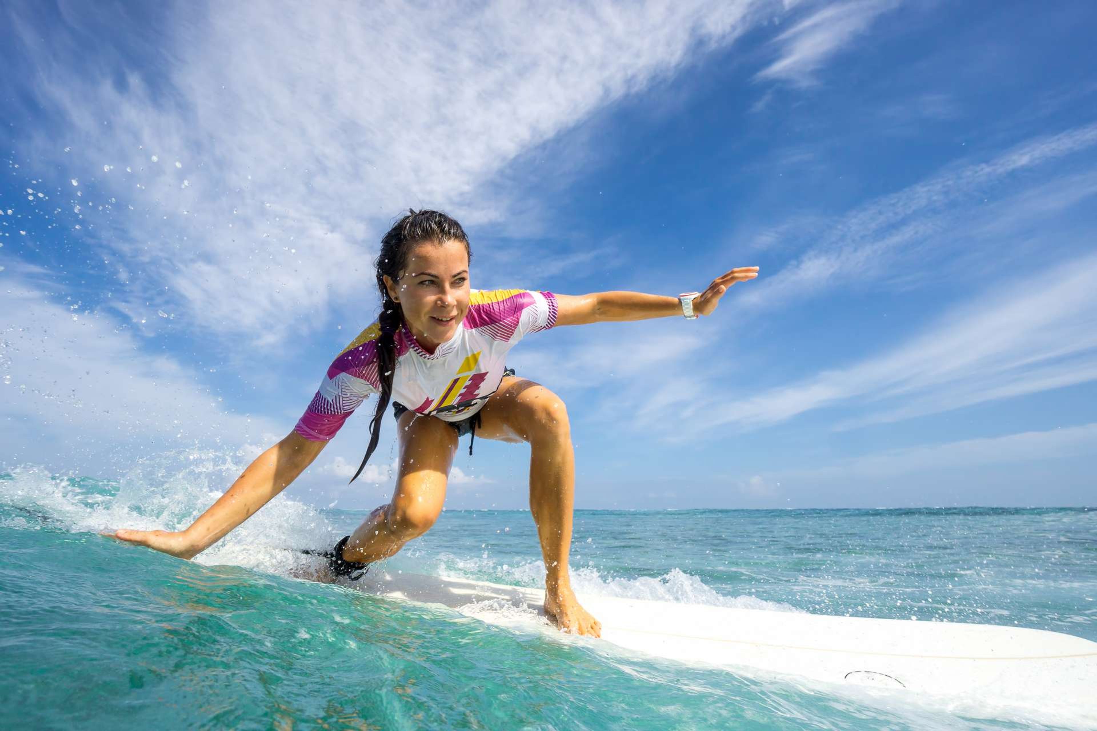 Mauritius vrouw aan het surfen