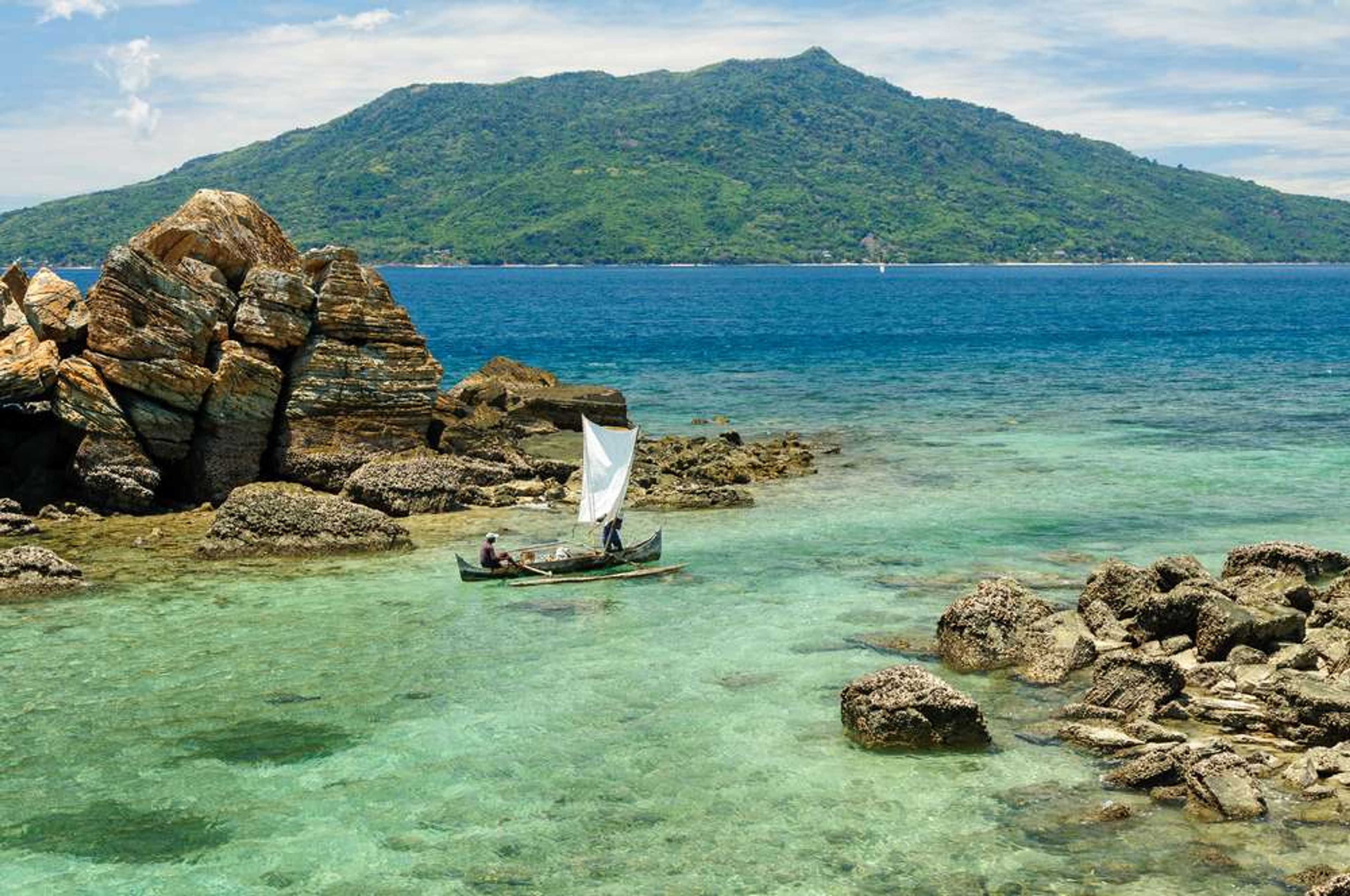 Madagascar rocky tropical coast in northern vissersboot