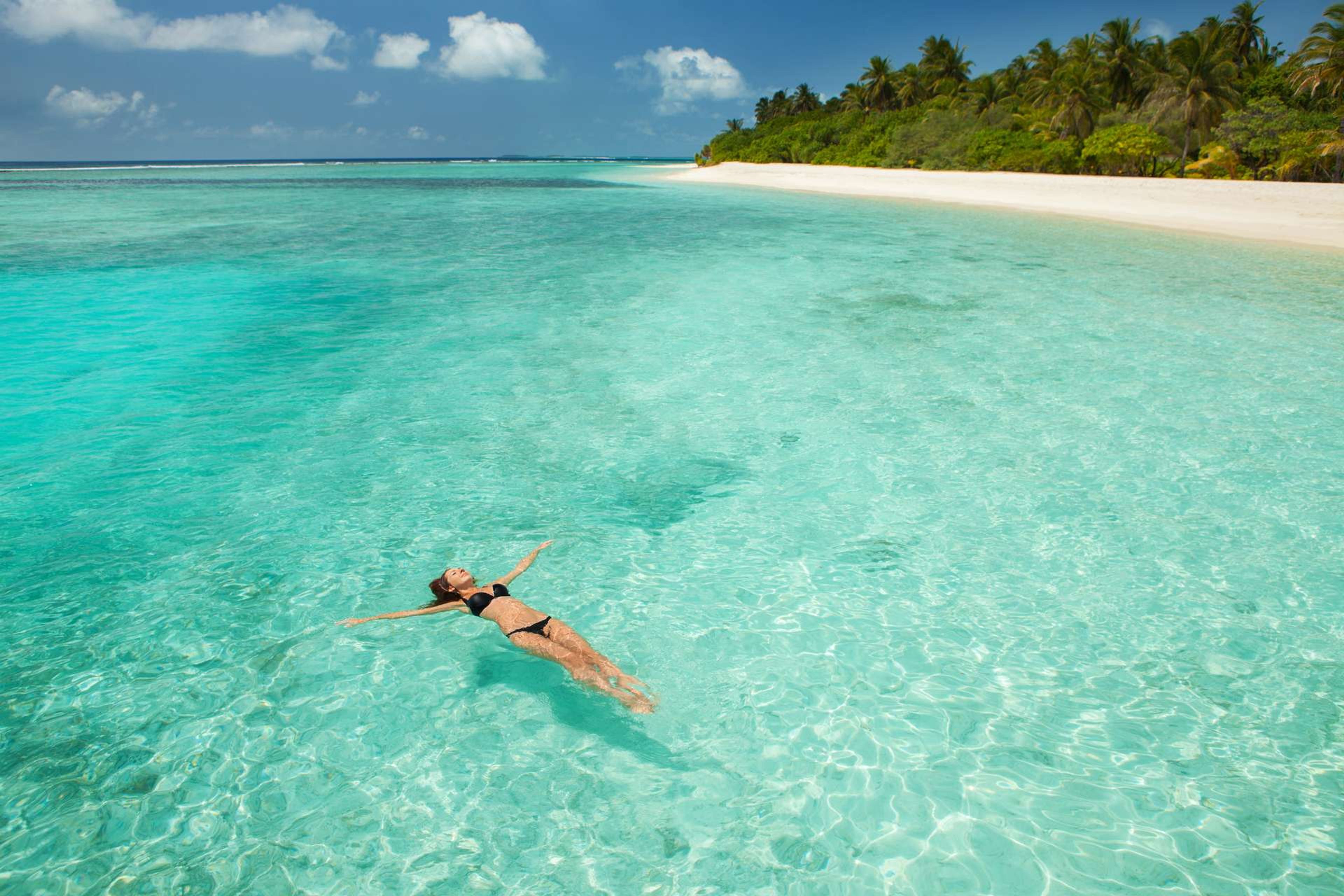 Malediven vrouw zwemt in de zee