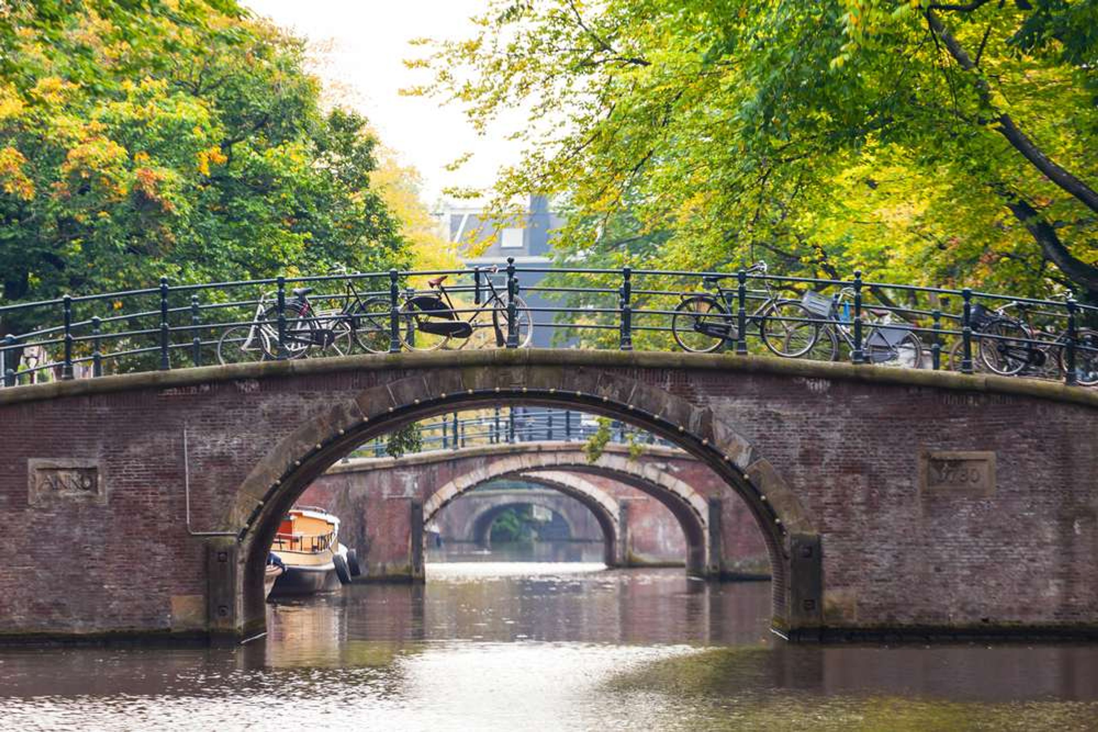 Nederland Amsterdam bruggen over gracht