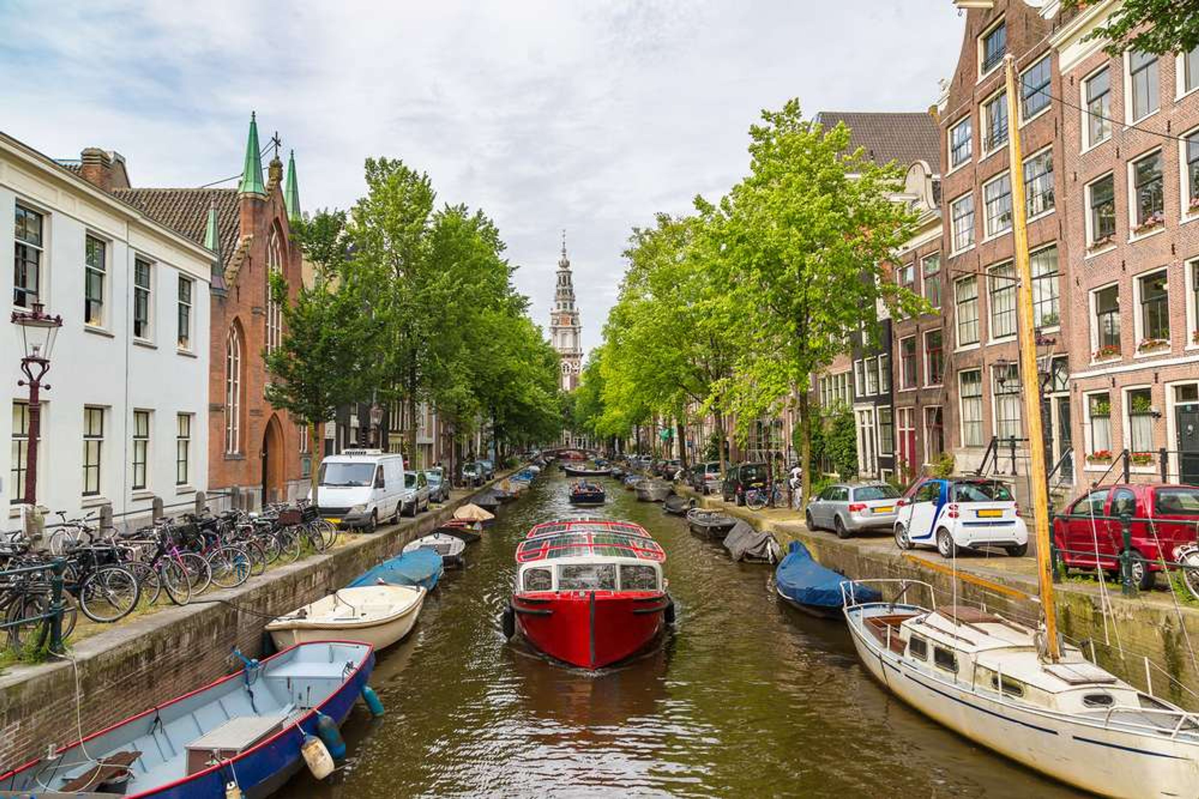 Nederland Amsterdam gracht en Zuiderkerk