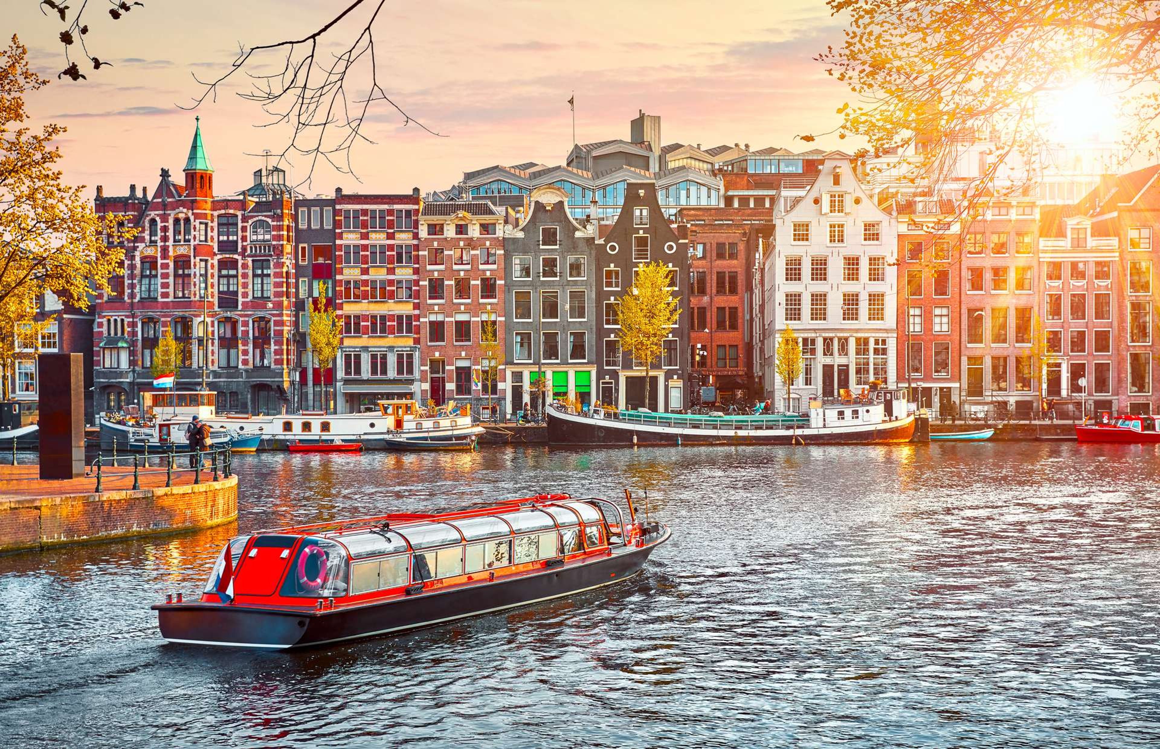 Nederland Amsterdam rondvaartboot over Amstel