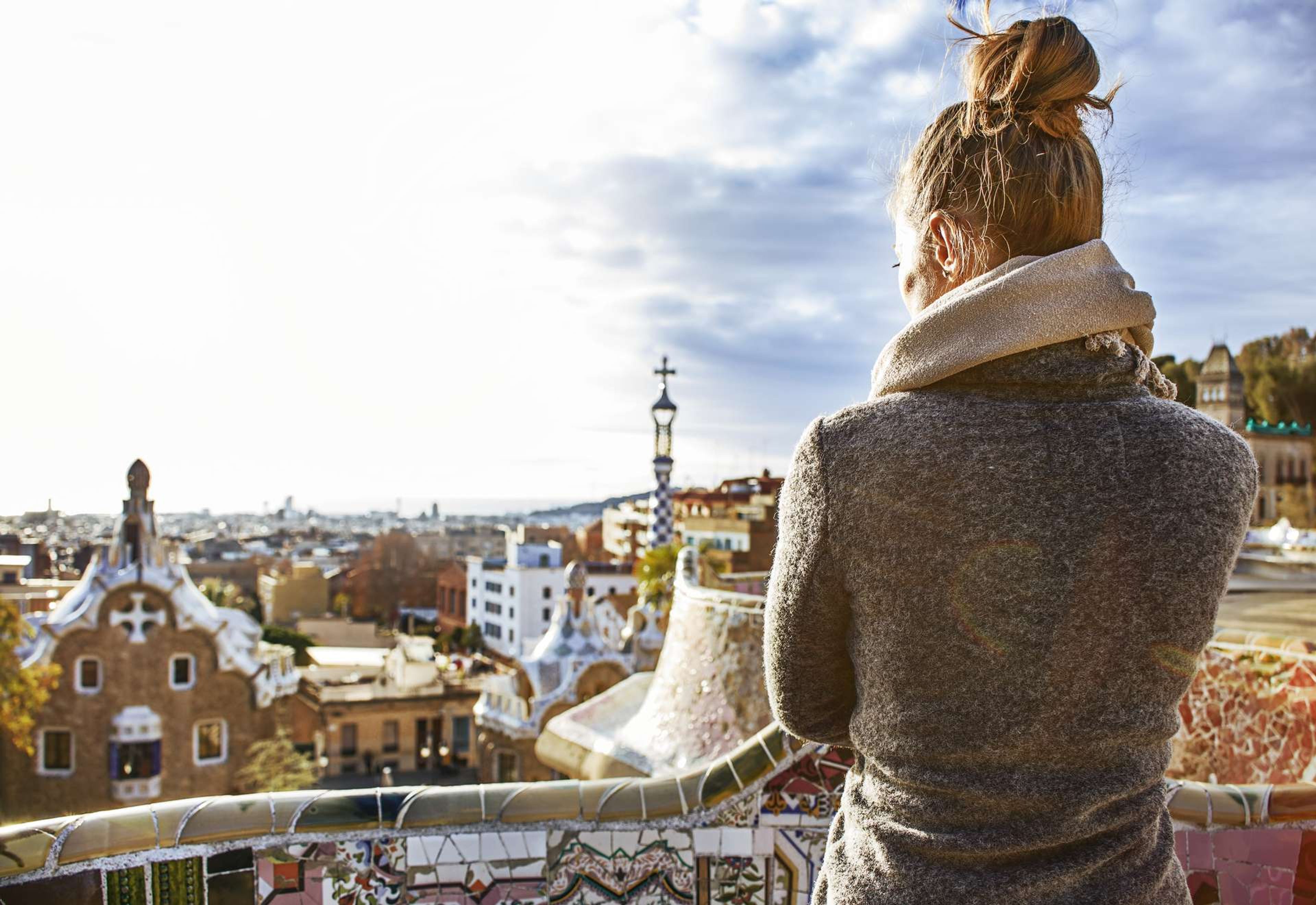 Spanje Barcelona Park Guell woman in coat