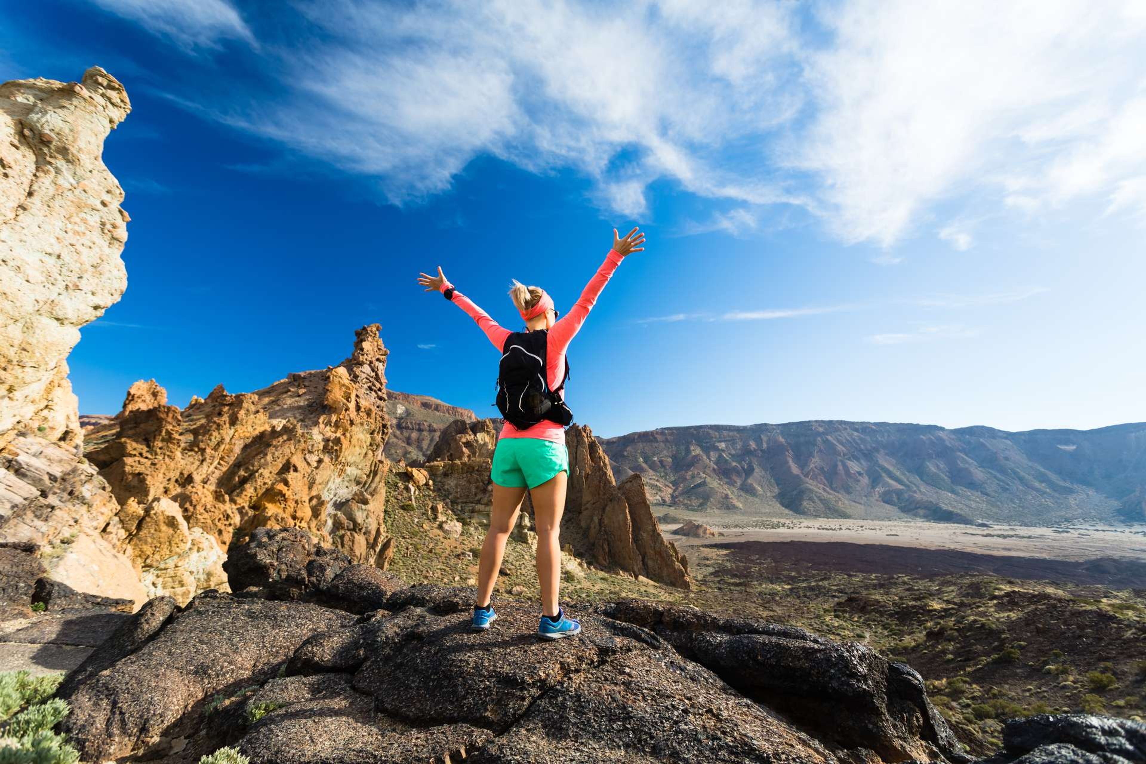 Spanje Canarische eilanden Tenerife vrouw op rocky trail footpath