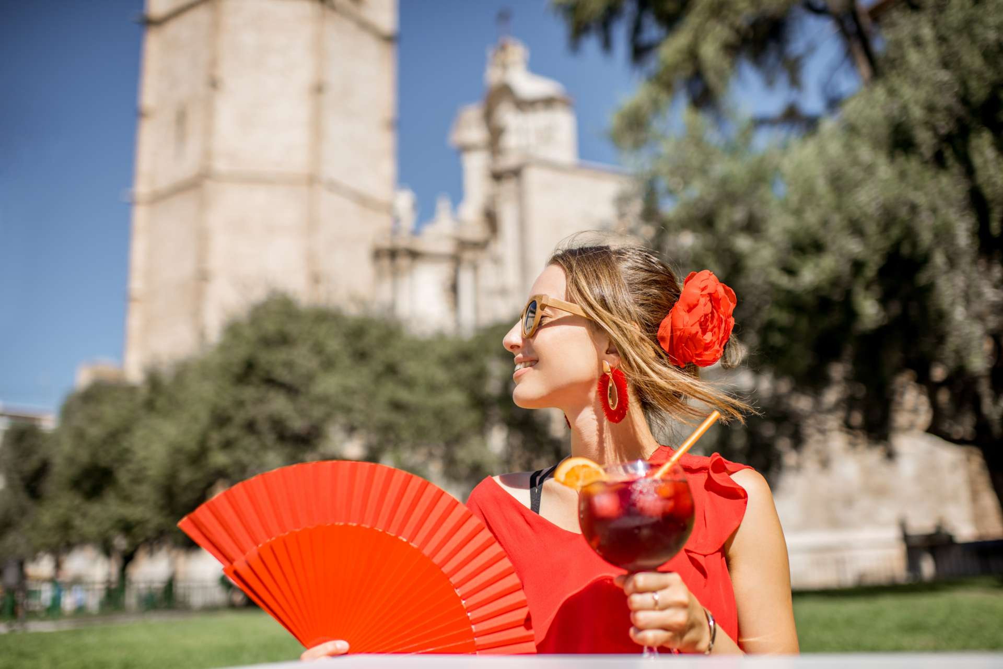 Spanje Valencia Young woman in red enjoying sangria
