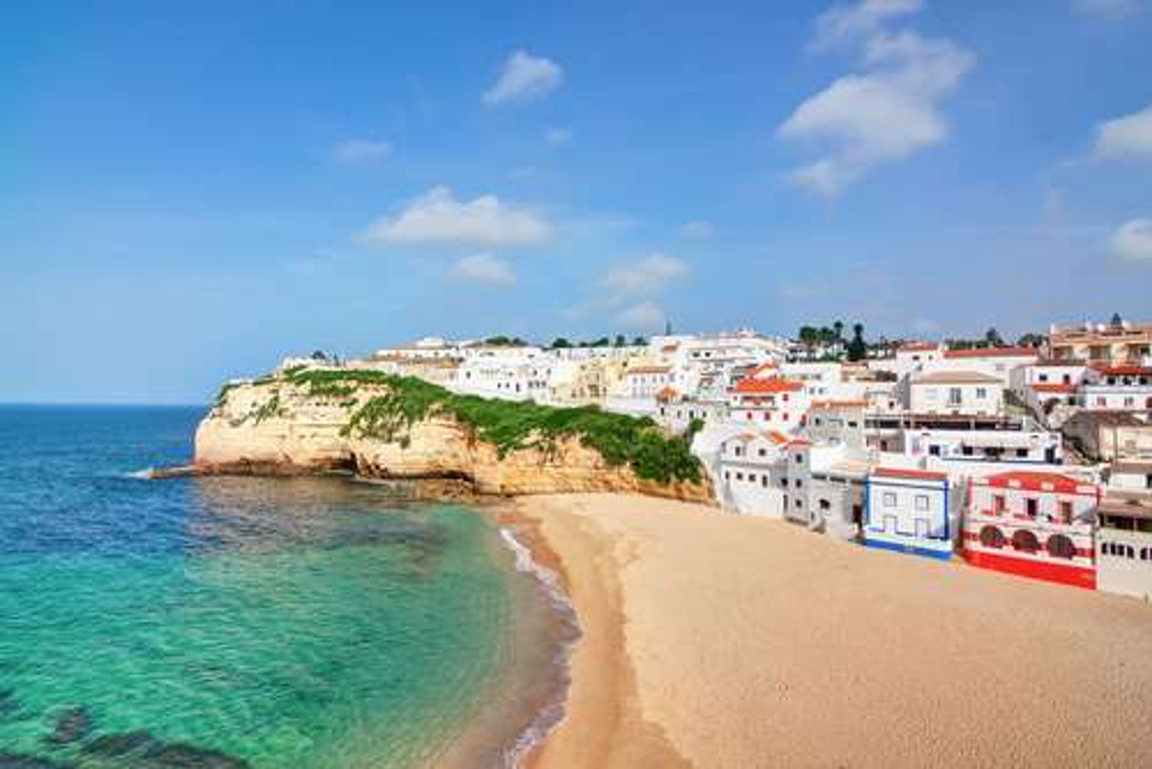 Portugal Carvoeiro strand met kleurrijke huizen