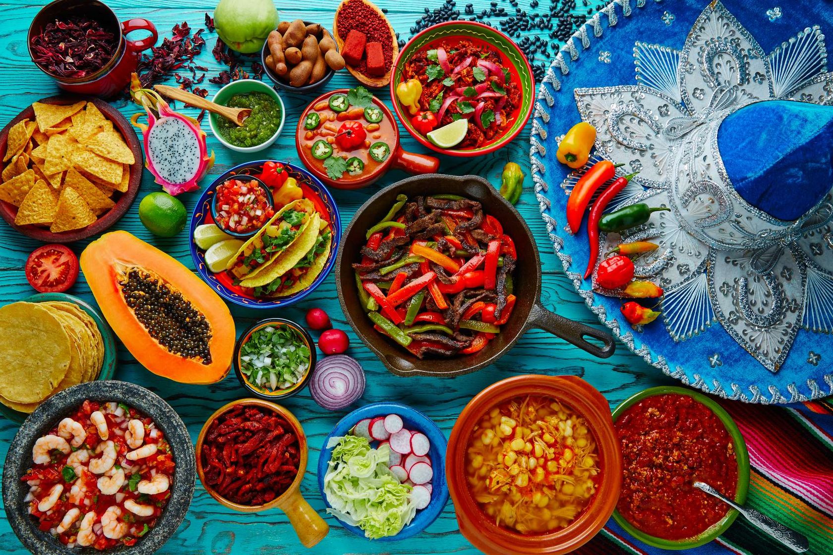 tafel vol Mexicaans eten