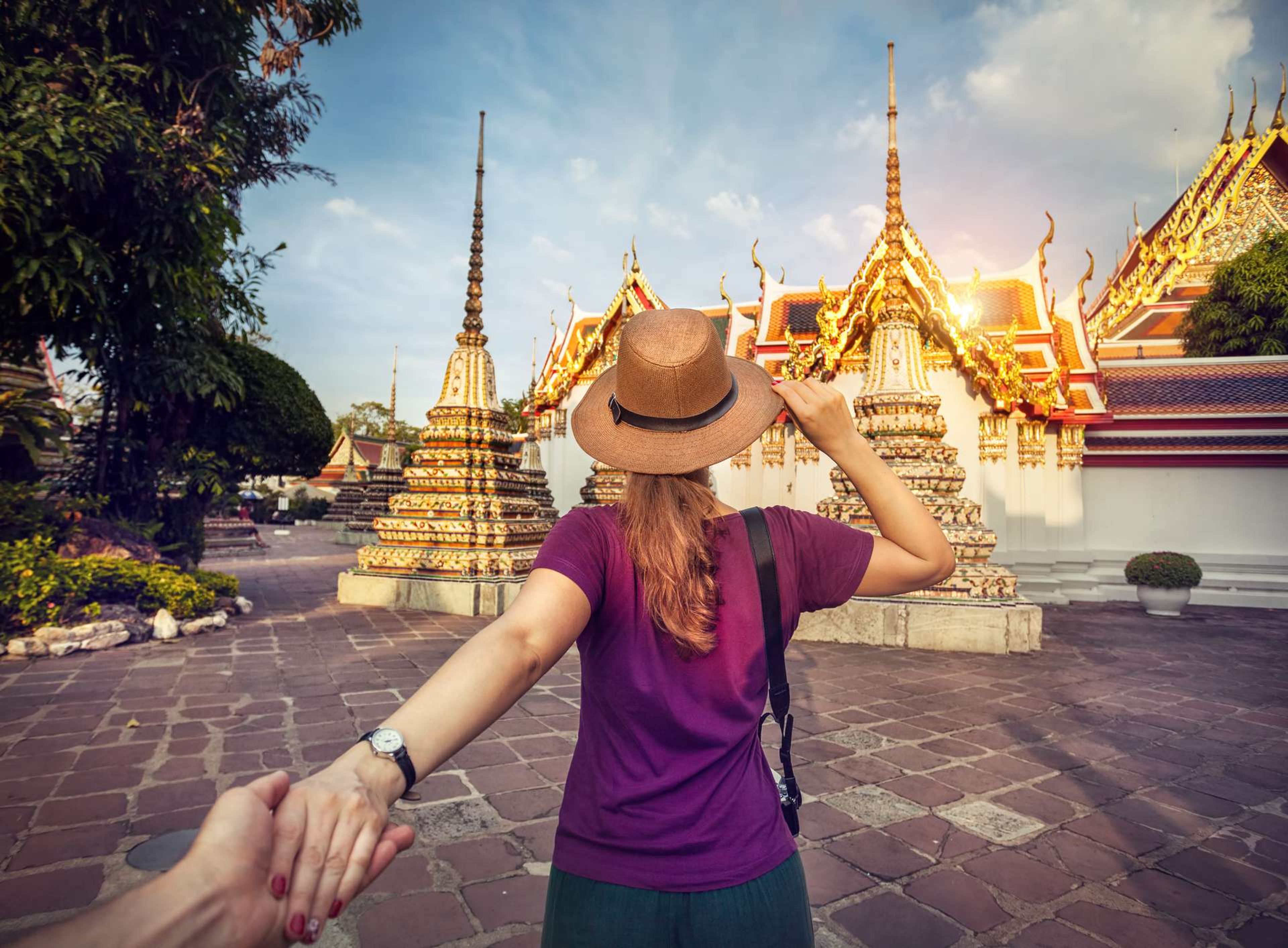 Thailand Bangkok Wat Pho vrouw met paars shirt