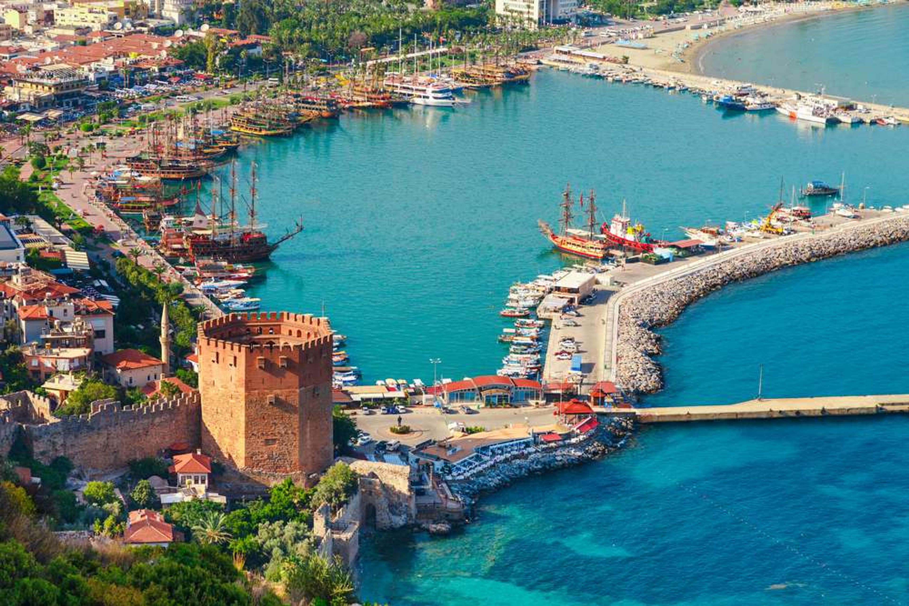Turkije Antalya haven en Kizil Kule tower
