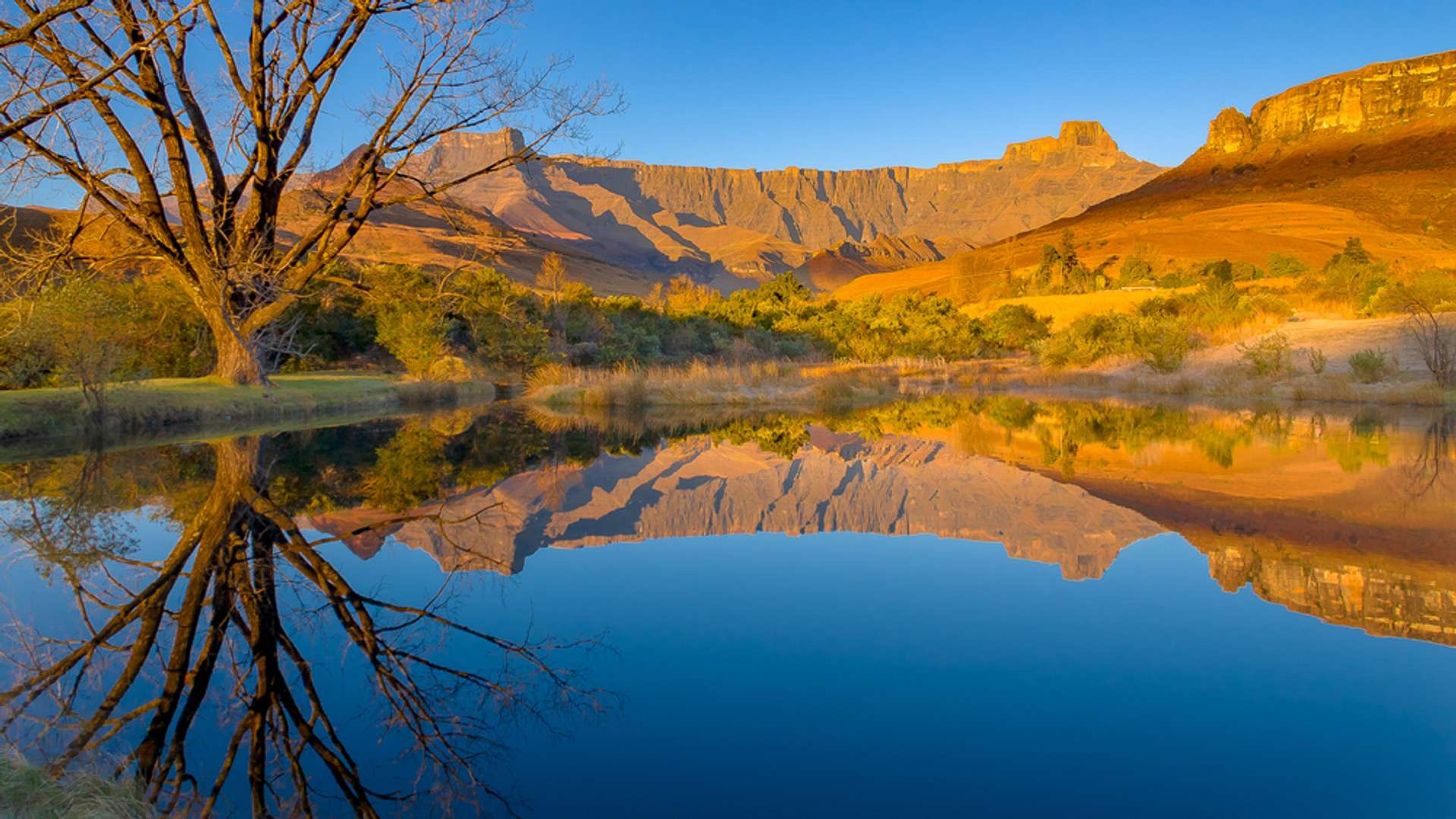 Zuid Afrika Drakensbergen Bergen aan het meer