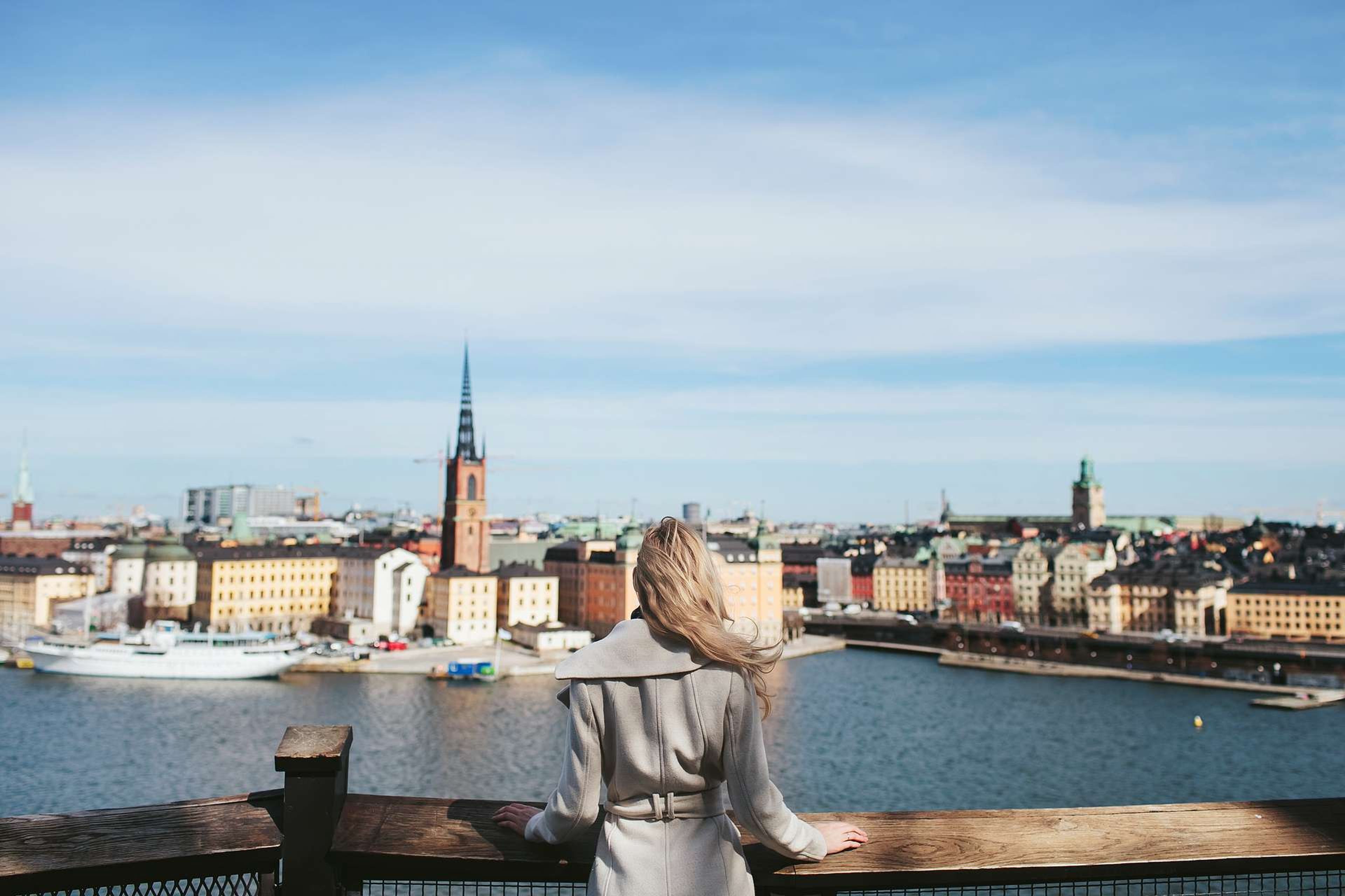 Zweden Stockholm vrouw kijkt naar skyline